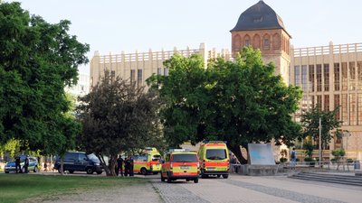 Polizei und Rettungskräfte rückten wegen zwei Übergriffen am Montag im Chemnitzer Stadthallenpark an.