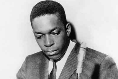 John Coltrane: Seine Innovationen und sein inspiriertes Spiel beeinflussten die Jazzwelt nachhaltig. Er erlag im Alter von nur 40 Jahren einer Krebserkrankung.