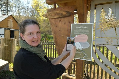 Annett Beier aus Wildbach gehört zum Kopf der Interessengemeinschaft, die sich für die Renaissance des Bahnhofsgebäudes in Bad Schlema stark macht.