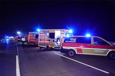 Rettungsdienste und Feuerwehren aus der Region um Nossen wurden zu dem Unfall auf der A 4 gerufen.