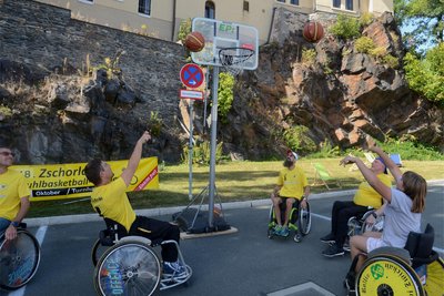 Im Schloss-Schatten konnte man mit den Rollstuhlbasketballern von des ESV Zschorlau üben.