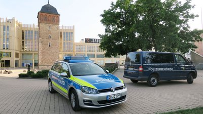 Polizei und Rettungskräfte rückten wegen zwei Übergriffen am Montag im Chemnitzer Stadthallenpark an.
