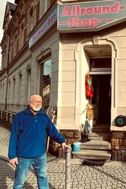 Rainer Mai vor seinem Allroundshop, den wohl jeder in der Region kennt.
