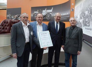 Übergabe des Sächsischen Industriekulturpreises an den Förderverein August Horch Museum (v. l.): Bernd Czekalla, Frank Weidenmüller, Jörg Brückner und Jochen Müller (Ehrenmitglied). 