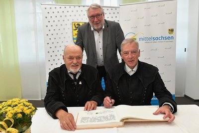 Welterbe-Verfechter Volker Uhlig (l.) und Helmuth Albrecht - hier mit Landrat Matthias Damm.