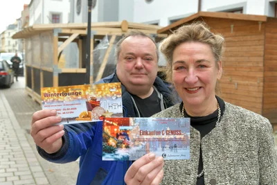 Eine Winterlounge entsteht auf der Freiberger Burgstraße, hier Andrea Gerlach und Tino Glöckner.