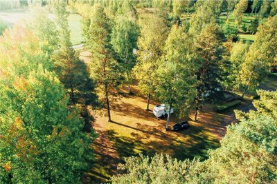 Wenn etwas auf Schwedens Campingplätzen fast immer vorhanden ist, dann ist es Stellfläche. 