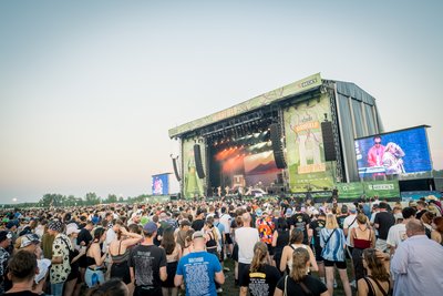 Masse vor der Bühne des Highfields 