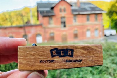 Aus dem alten Eichenparkett der ehemaligen Bahnhofskneipe werden Schlüsselanhänger für den geplanten Kulturgüterbahnhof. Nur eine Idee zur Nachnutzung von Ressourcen.