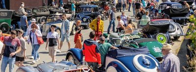 Für zwei Oldtimer-Rundfahrten war Falkenstein im vergangenen Jahr Etappenort (im Bild: August-Horch-Rallye im August 2022 am Güterschuppen). Indiesem Jahr haben Falkensteiner Enthusiasten mit der "Baron von Trützschler Classic" selbst so ein Event auf die Beine gestellt. /Archiv