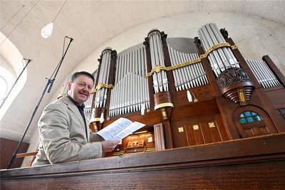 Kantor Marko Koschwitz an der Sauer-Orgel in der Lutherkirche an der Zschopauer Straße.
