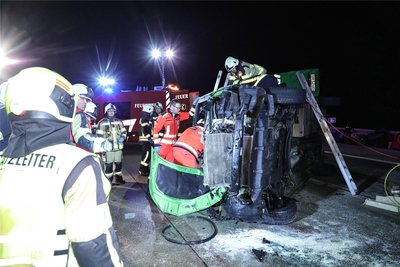 Im Fahrzeug wurde eine Person eingeklemmt und musste befreit werden.