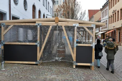Der Aufbau der Winterlounge hinter dem Freiberger Rathaus ist fast beendet.