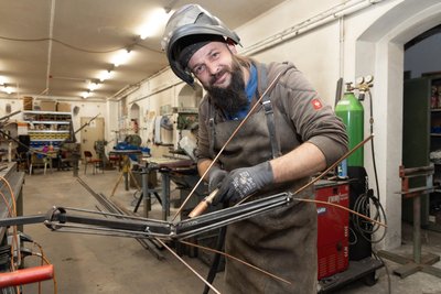 Seinen Anteil an der Ausstattung für „Die gelbe Lilie“ hat auch Schlosser Marcus Vogel. Er hat unter anderem die Grundkonstruktion für die Bäume des Birkenwaldes geschweißt.