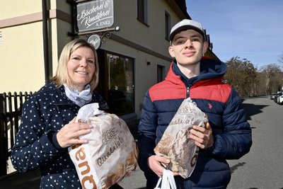 Antje Tümpner (li.) und ihr Sohn Phillip kauften noch einmal in der Bäckerei Enke.