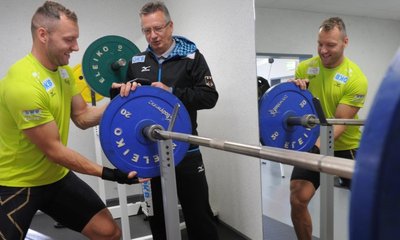 Der Wintersportler wird im Sommer gemacht. Unter diesem Motto arbeiteten Nico Ihle und Trainer Klaus Ebert fleißig im Kraftraum.