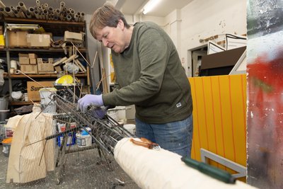Bei Annett Günther im Malsaal haben die Bäume dann in aufwendiger Detailarbeit ihr endgültiges Aussehen erhalten.