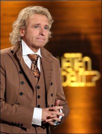 Der schwere Unfall bei der ZDF-Sendung "Wetten, dass...?" am Samstagabend hat eine Debatte über die Risiken bei Fernsehshows ausgelöst. Der Wettkandidat Samuel Koch war bei dem Versuch schwer gestürzt, mit Hilfe von Sprungfedern über heranfahrende Autos zu springen. Die Sendung war daraufhin abgebrochen worden, Moderator Thomas Gottschalk bat die Zuschauer um Verständnis.