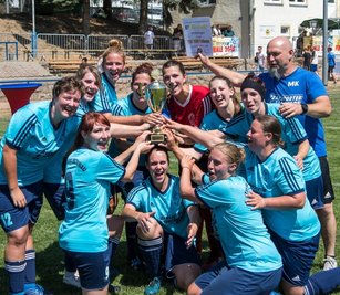 Die Fußballerinnen des TSV Falkenau, hier beim Pokalsieg 2019, haben in den vergangenen Jahren in Mittelsachsen fast jeden Titel abgeräumt. Am 4. September geht es mit den Punktspielen los. 