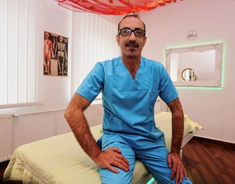 Hüseyin Celik auf der Massageliege in seinen Räumen an der Zwickauer Marienstraße. 15 Jahre war er in Hotels an der Türkischen Riviera in Antalya und zuletzt in den Badegärten Eibenstock tätig.