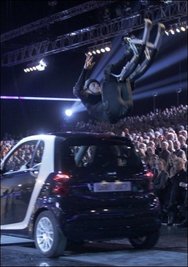 Der Wettkandidat Samuel Koch überspringt in Düsseldorf bei der ZDF-Sendung "Wetten, dass...?" mit Springschuhen ein Auto. Beim vierten Wagen, der von Kochs Vater gesteuert wurde, stürzte der Student und blieb reglos auf der Bühne liegen. Noch während er notärztlich versorgt wurde, unterbrach das ZDF die Sendung.