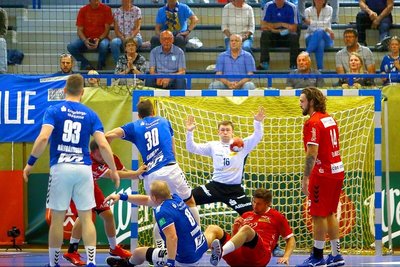 Adrian Kammlodt (Nummer 30) beim Wurf.