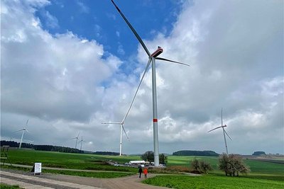 Ein neuer Windpark bei Voigtsdorf, Gemeinde Dorfchemnitz in Mittelsachsen. Beim Ausbau der erneuerbaren Energien in Sachsen geht es jetzt schneller voran.