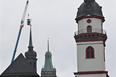 Ein kran hob die Kugel und das Kreuz am Donnerstagvormittag auf die Kirche. 