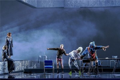 Agnes Mann, Karina Plachetka, Torsten Ranft, Kriemhild Hamann, Philipp Lux (von links) in der Dresdner Inszenierung von Shakespeares "König Lear". 