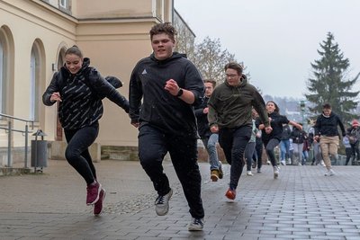 Die Klasse 9a der Weinhold-Oberschule trotzte am Mittwoch beim Spendenlauf für ukrainische Kriegsflüchtlinge dem Regen. 