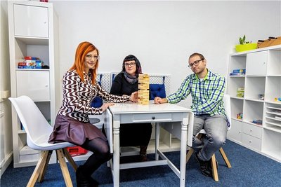 Das Autismuszentrum Chemnitz betreibt eine neue Tagesbetreuung in Annaberg. Im Bild: die Mitarbeiterinnen Elisa Siegel (l.) und Anita Schaarschmidt sowie der operative Geschäftsführer Stefan Bergmann.