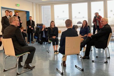 Der Bundespräsident mit Olena Bäcker, Viktoria Pradiichuk (3./5. v. r.) Kirstin Borrmann, Sven Krüger. 
