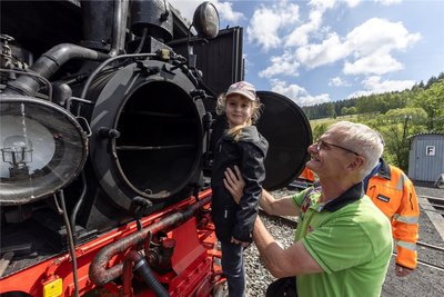 Auch Melina (6) − hier mit Opa Uwe König aus Chemnitz − war auf Entdeckertour und bestaunte Dampfloks aus nächster Nähe.