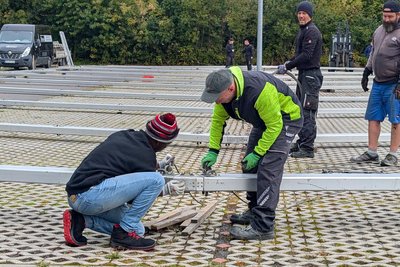 Am Mittwoch wurde das Zelt fürs Freiberger Oktoberfest aufgebaut.