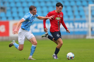 Im Hinspiel trennten sich der CFC und Eilenburg 2:2. Johannes Pistol (li.) versucht in dieser Szene, William Kallenbach zu stoppen.