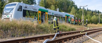 Dieser Triebwagen der Vogtlandbahn geriet am Montagnachmittag in Brand. 45 Feuerwehrleute waren im Löscheinsatz in Muldenberg beteiligt.