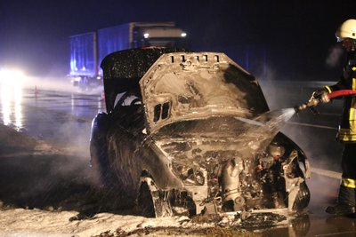 Der Peugeot war etwa in Richtung Chemnitz unterwegs und hatte etwa 1,5 Kilometer vor Frankenberg in Brand geraten.