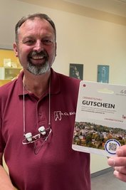 Zahnarzt Christian Richter hat sich für seine Schwestern vier Geschenkgutscheine geholt. 