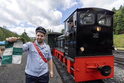 Zugführer Tobias Schindler aus Lunzenau signalisiert dem Diesellokführer Klaus Otto die Abfahrtsbereitschaft des Pendelzuges.