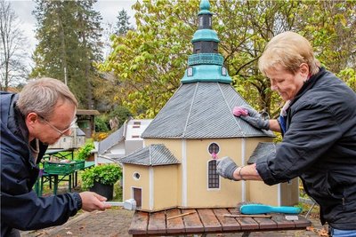 Im Klein-Erzgebirge haben Ehrenamtliche und Angestellte die Miniaturen Anfang November winterfest gemacht. Sigrid und Jürgen Siegert putzten die Seiffener Kirche sogar mit Spülbürste und Zahnbürste. Im April sollen die Modelle wieder aus dem Depot gebracht werden. 