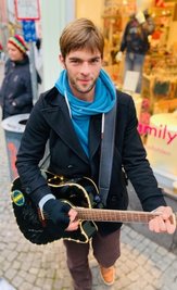 Straßenmusiker Bastian Coburger sammelt für Deborah