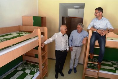 Waldpark-Chef Joachim Otto, Aufsichtsratschef Manfred Deckert und Sachsens Kiez-Präsident Sören Voigt (von links) beim Rundgang durch "Haus Reichenbach", ehe am Montag die ersten Kinder dort eintreffen.