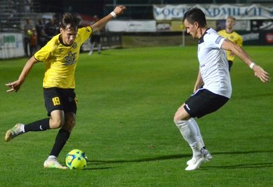 Mit einem Traumtor aus 30 Metern ist Jonas Dittrich (links am Ball) der erste Heimtorschütze des VfB Auerbach. 