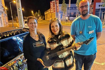 Alice Merton (M. mit Robert Ahnert und Mandy Hofmann) spendete eine von ihr signierte Gitarre an das Kloppocar.