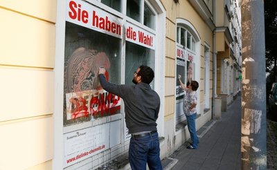 Am Büro der Linken-Abgeordneten Susanne Schaper wurden die Schmierereien am Samstagvormittag wieder entfernt.