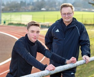 Fast jeden Tag wird trainiert: Julien Berger (links) ist ein Ausnahmeläufer auf der Mittelstrecke. Vater Mario Berger trainiert und fördert das Talent. Der 55-Jährige war in seiner Jugend selbst Hochleistungssportler in der Leichtathletik. 