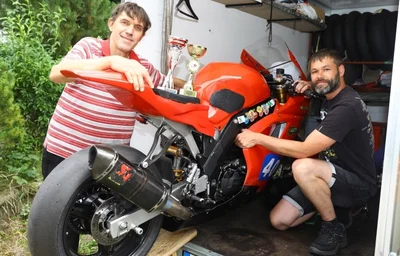 Stefan Holz (l.) und Schrauber Torsten Stiehler blicken auf ein erfolgreiches Wochenende in der Börde zurück.