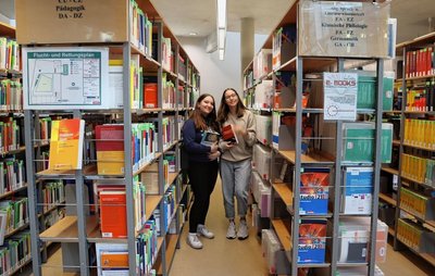 Xenia Bauch (links) und Fiona Zehm können in der WHZ-Bibliothek nichts ausleihen, deswegen müssen sie vor Ort recherchieren. 