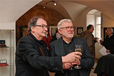 Die beiden Künstler Thorsten Dahlberg (li.) und Wiegand Sturm beim Betrachten er Ausstellungsstücke ins Gespräch vertieft.