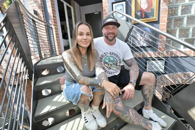 Star-Tätowierer Randy Engelhard sitzt mit seiner Frau Janine auf den Stufen vor der Lifestyle-Passage.